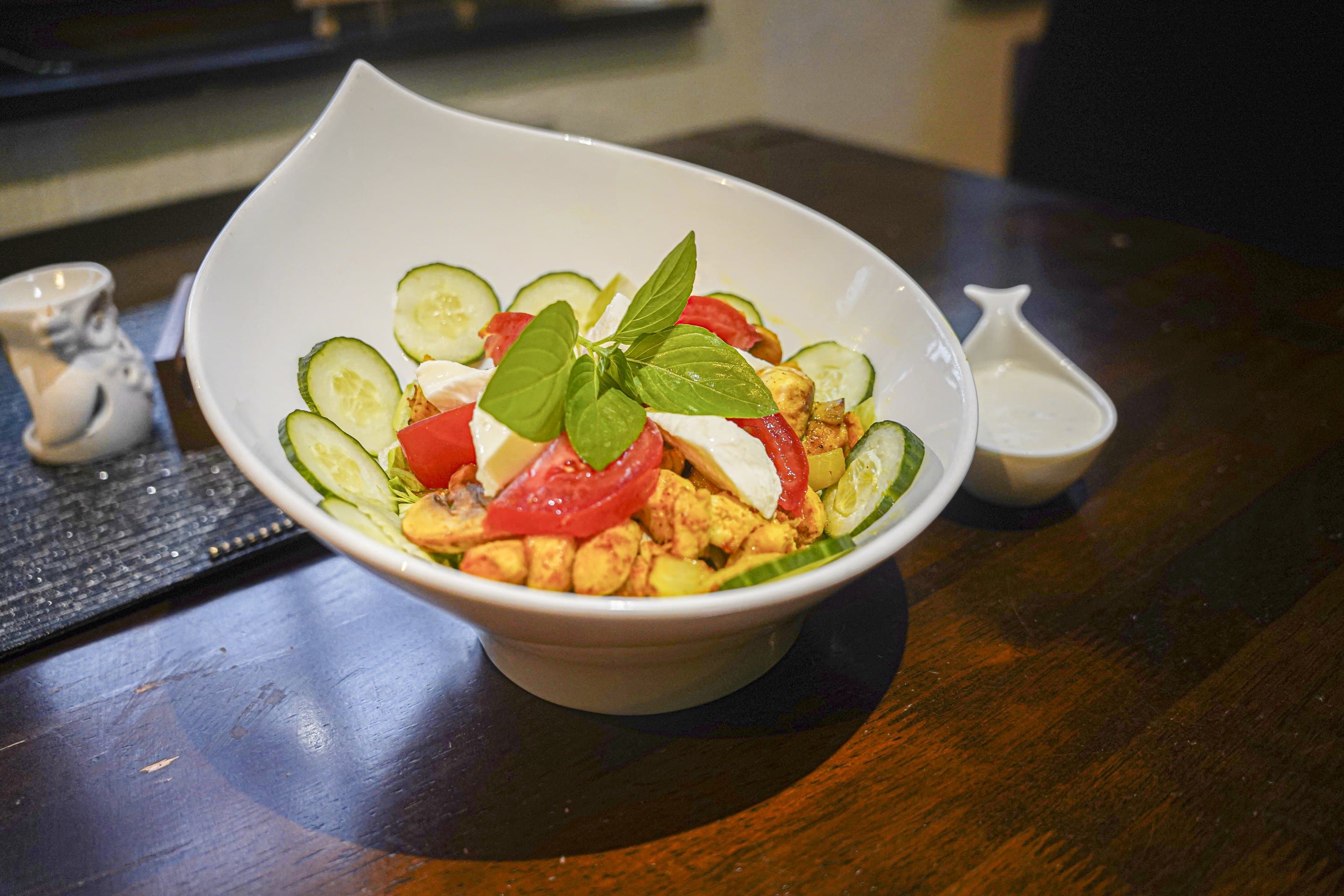 Salat mit Hähnchen, Tomaten und Mozzarella