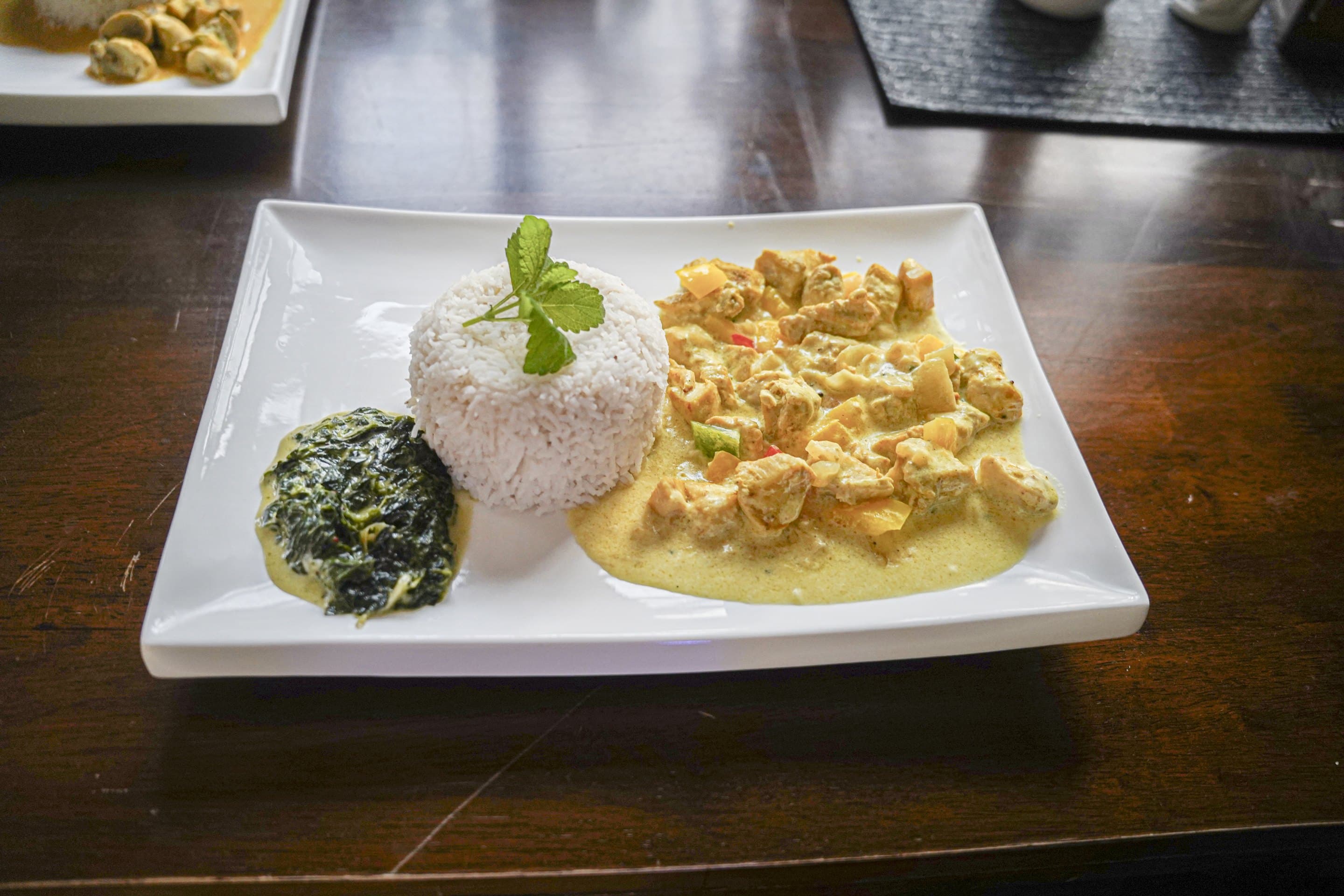 Ceylonisches Curry mit Reis und Spinat